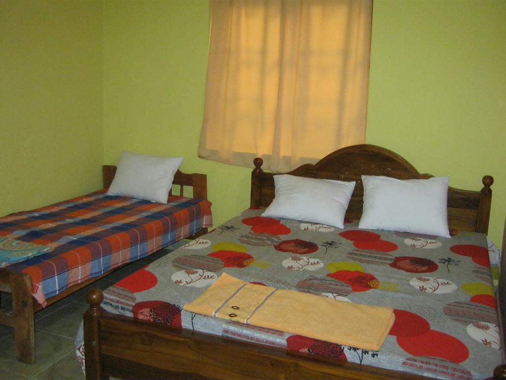 Aurora - Negombo Budget Hostel Room photo